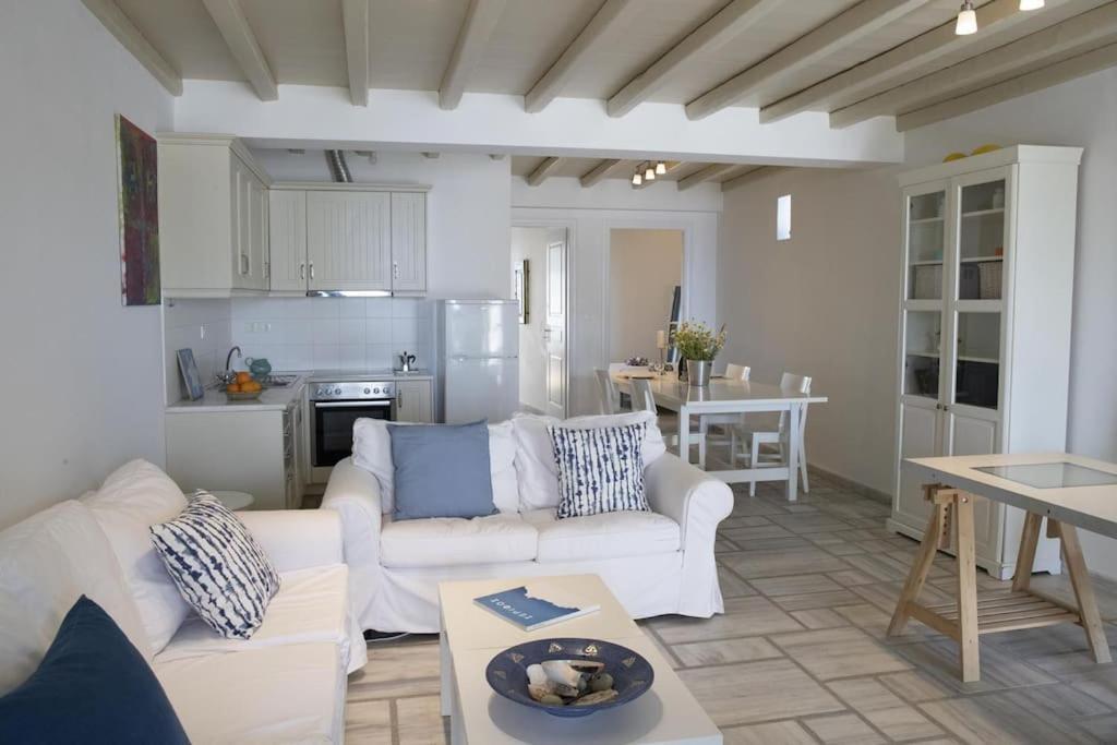 Beachfront 2Br Apartment - Free Parking Livadi  Zewnętrze zdjęcie