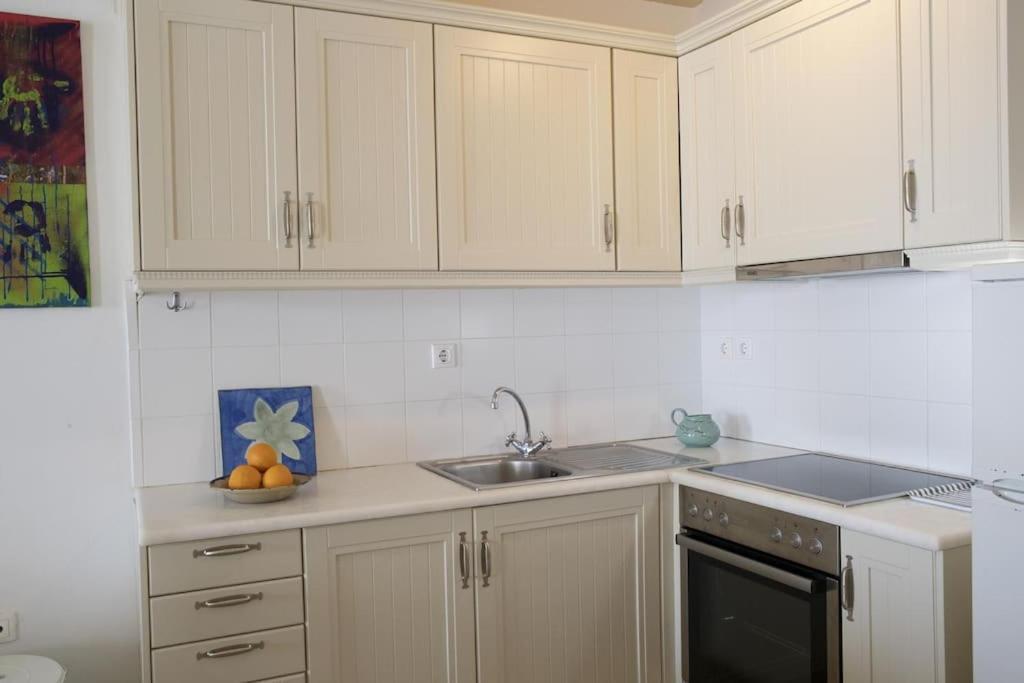 Beachfront 2Br Apartment - Free Parking Livadi  Zewnętrze zdjęcie