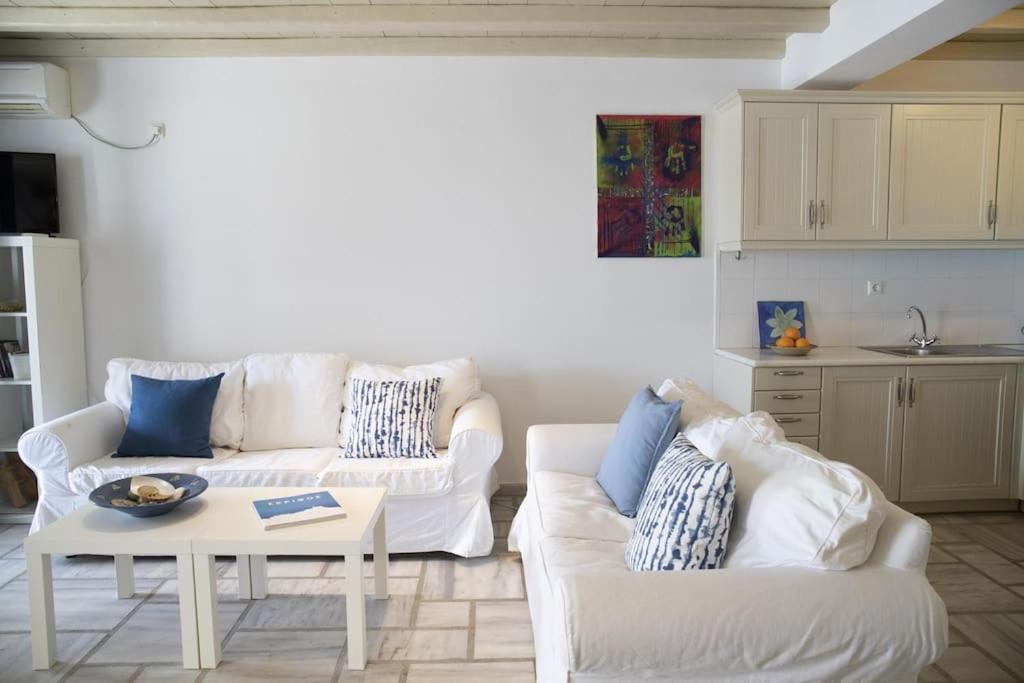 Beachfront 2Br Apartment - Free Parking Livadi  Zewnętrze zdjęcie
