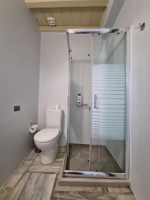 Beachfront 2Br Apartment - Free Parking Livadi  Zewnętrze zdjęcie